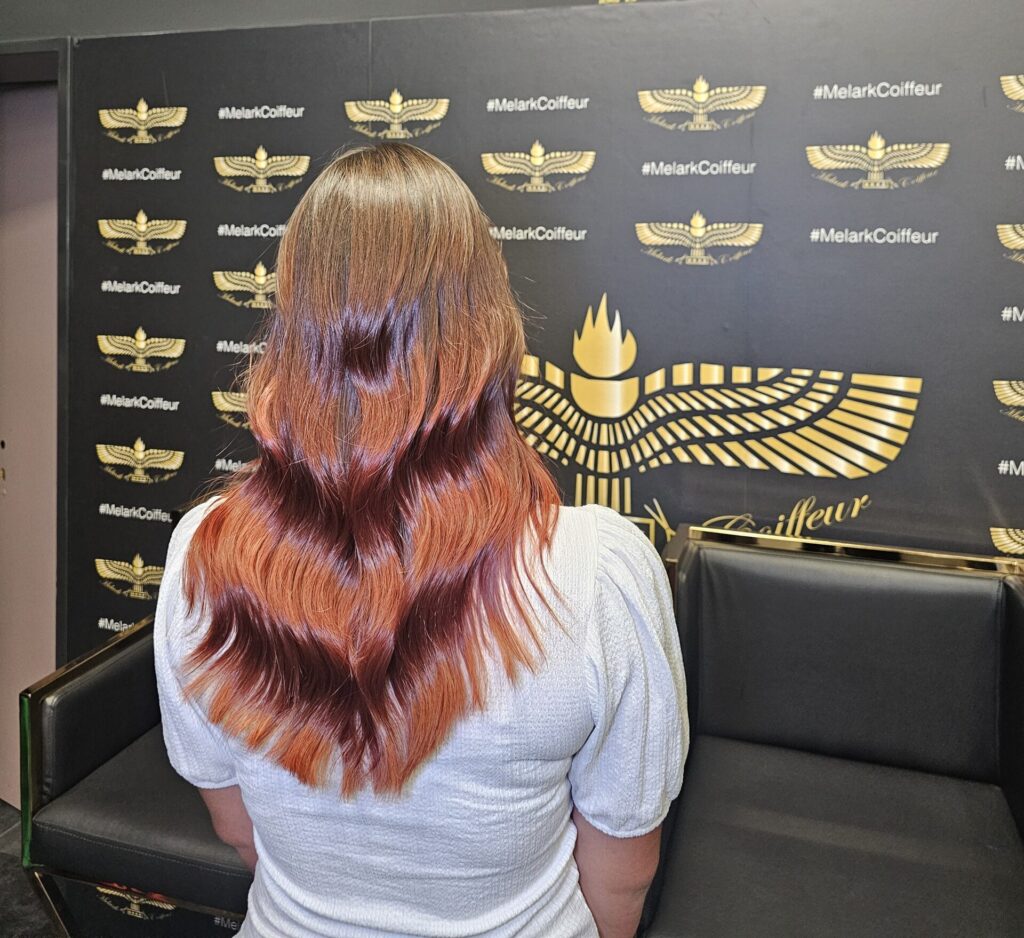 Donna con capelli lunghi bicolore, castani e biondi.