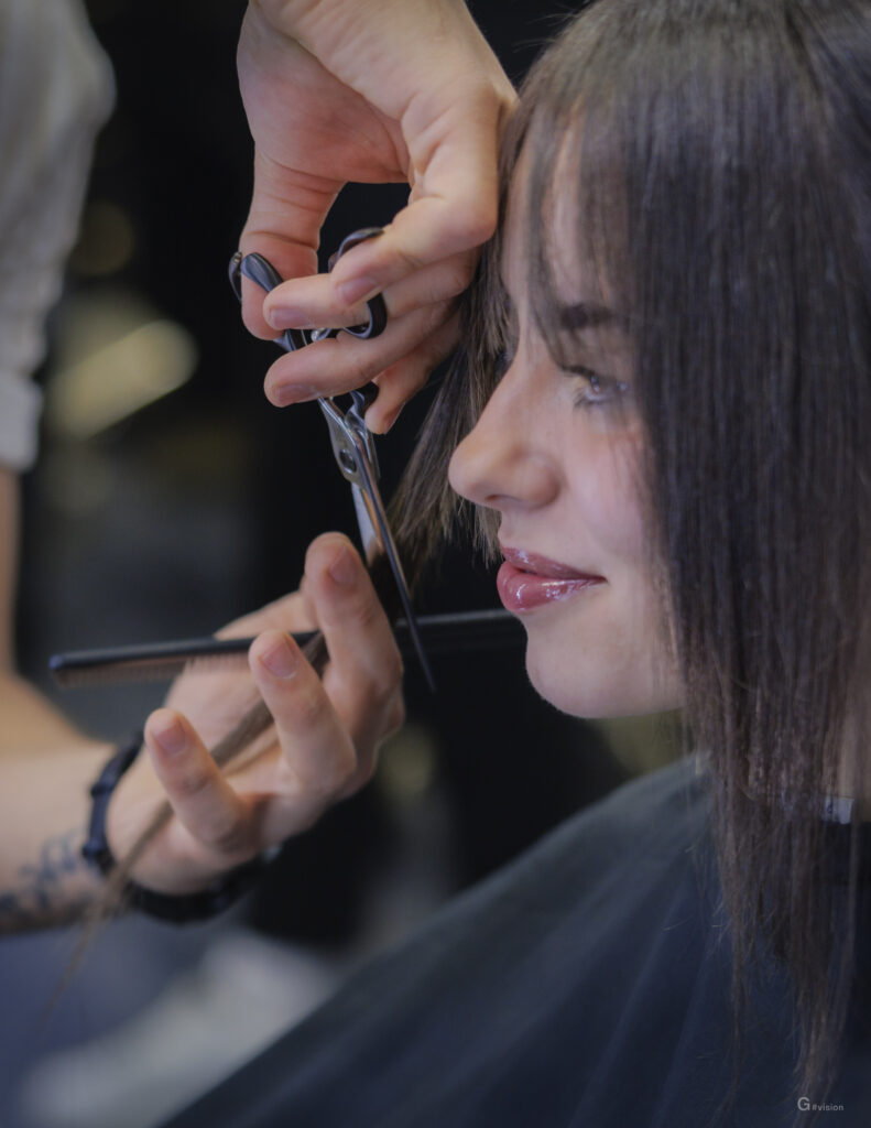 Dettaglio delle mani di Melark che taglia i capelli.